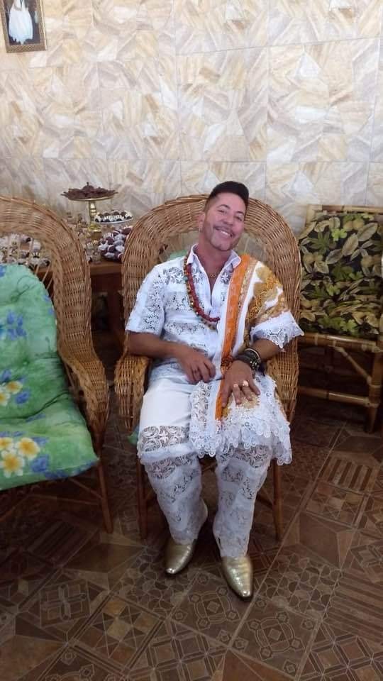Pai Vagner de Logunedé em vestes ritualísticas brancas